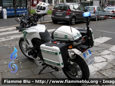 Bmw F800GS
Polizia Locale
Comune di Milano
POLIZIA LOCALE YA 01393
Parole chiave: Bmw F800GS POLIZIALOCALEYA01393 Visita_Papa_Milano_2012 Lombardia (MI) Polizia_Locale motocicletta PL