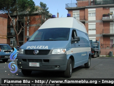 Volkswagen Transporter T5 
Polizia Stradale.
Queste foto ritraggono il furgone appena arrivato alla nuova sede, dopo il periodo sperimentale in servizio sulla A3 Salerno - Reggio Calabria, ancora privo di stemmi di reparto.
Parole chiave: Volkswagen Transporter_T5 PoliziaF5585