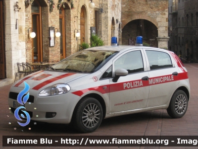 Fiat Grande Punto
Polizia Municipale San Gimignano (SI)
POLIZIA LOCALE YA 049 AH
Parole chiave: Fiat Grande_Punto POLIZIALOCALEYA049AH