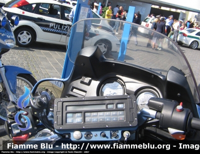 BMW R850RT II Serie
Polizia di Stato
Polizia Stradale
Particolare dell'Apparato Sirena-Lampeggiante
Parole chiave: BMW R850RT_IISerie Festa_della_Polizia_2007