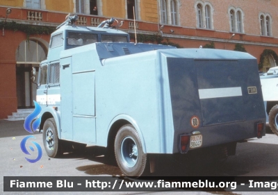 Fiat 684N
Polizia di Stato
I Reparto Celere Roma
Polizia 38447
si ringrazia Paolo Masotti
Parole chiave: Fiat 684N Polizia38447