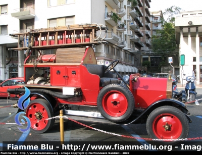 Fiat 15 Ter
Corpo Pompieri Civici Genova
Collezione Storica del Comando Provinciale di Genova
Anno 1916
Parole chiave: Fiat 15_Ter_VVF festa_forze_armate