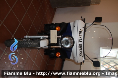 Moto Guzzi V50
Polizia Urbana
Città del Vasto (CH)
In uso dal 1985 al 1996
Veicolo Storico
in esposizione alla mostra per i 110 anni d'istituzione della Polizia Municipale della Città del Vasto (CH) 1902-2012
Parole chiave: Moto-Guzzi V50