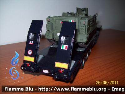Cometto
Carabinieri
II Brigata Mobile
Semirimorchio portacarri con carro VCC
Modello in scala 1:43
Parole chiave: Cometto