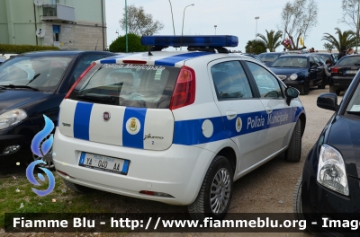 Fiat Grande Punto
Polizia Municipale 
Comune di Giulianova (TE)
POLIZIA LOCALE YA 040 AA
Parole chiave: Fiat Grande_Punto POLIZIALOCALEYA040AA