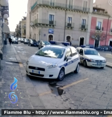 Fiat Grande Punto
Polizia Municipale Carlentini (SR)
Sullo sfondo si vede la Ford Fiesta,appartenente allo stesso comando
Parole chiave: Fiat Grande_Punto