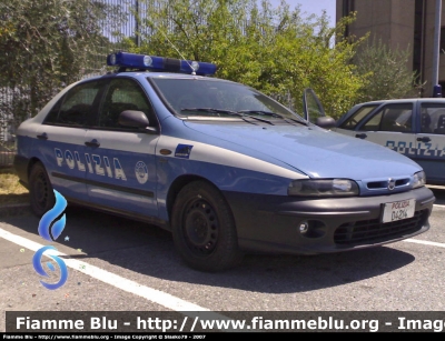 Fiat Marea Berlina II serie
Polizia di Stato
Squadra Volante
Autovettura con due particolarità: presenza della "palla bianca" sul tetto in uso sui soli mezzi della polizia stradale e nella presenza della mascherina frontale in tinta con la carrozzeria
Polizia D4214
Parole chiave: Fiat Marea_Berlina_IIserie PoliziaD4214