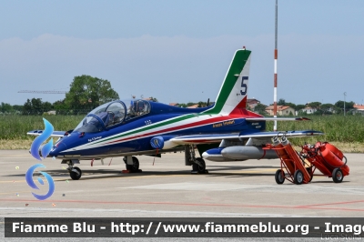 Aermacchi MB339PAN
Aeronautica Militare Italiana
313° Gruppo Addestramento Acrobatico
Stagione esibizioni 2019
Valore Tricolore
Pony 5
Parole chiave: Aermacchi MB339PAN Pony5