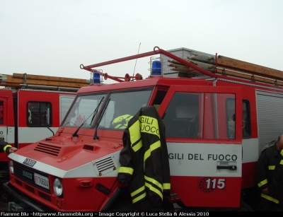 Iveco VM90
Vigili del Fuoco
Comando Provinciale di Forlì Cesena
Particolare Barra-Staffa nel tetto anteriore
VF 16604
Parole chiave: Iveco VM90 VF16604