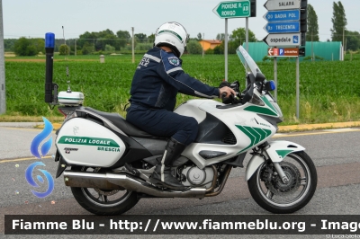 Honda Deauville III serie
Polizia Locale Brescia
POLIZIA LOCALE YA 01483
In scorta alla 1000 Miglia 2023
Parole chiave: Honda Deauville_IIIserie POLIZIALOCALEYA01483 1000_Miglia_2023