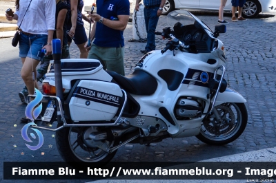 BMW R 850 RT
Polizia Municipale Roma
Parole chiave: BMW R_850_RT Festa_della_Repubblica_2015
