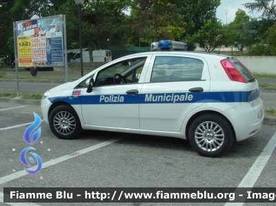 Fiat Grande Punto
Polizia Municipale
Corpo unico di Polizia Municipale Argenta-Portomaggiore-Voghiera-Masi Torello (FE)
Distaccamento di Portomaggiore
Allestimento Focaccia
POLIZIA LOCALE YA533AE
Parole chiave: Fiat Grande_Punto PoliziaLocaleYA533AE