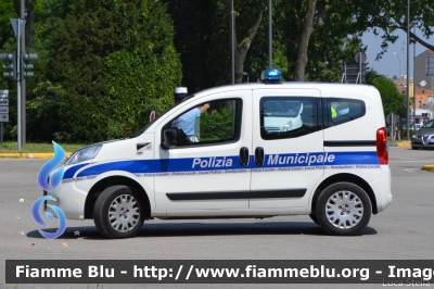 Fiat Qubo
Polizia Municipale Ferrara
Auto 37
Parole chiave: Fiat Qubo Giro_D_Italia_2018