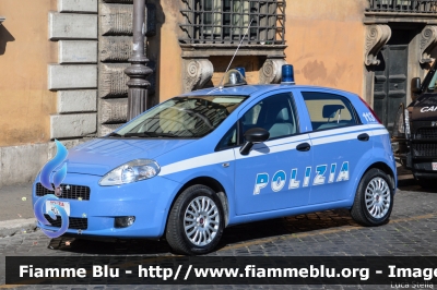 Fiat Grande Punto
Polizia di Stato
POLIZIA H0237
Parole chiave: Fiat Grande_Punto POLIZIAH0237 Festa_della_Repubblica_2015
