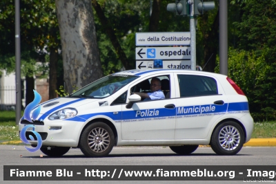 Fiat Punto VI serie
Polizia Municipale Ferrara
Auto 22
Parole chiave: Fiat Punto_VIserie Giro_D_Italia_2018