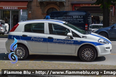 Fiat Punto VI serie
Polizia Municipale Ferrara
Auto 22
Parole chiave: Fiat Punto_VIserie Giro_D_Italia_2018