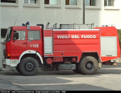 Iveco 180-24
Vigili del Fuoco
Comando Provinciale di Rovigo
VF 15283
Parole chiave: Iveco 180-24 VF15283