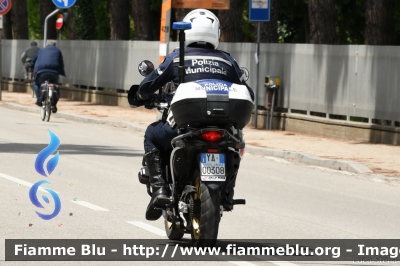 Suzuki
Polizia Municipale Ravenna
POLIZIA LOCALE YA 00308
Parole chiave: Suzuki POLIZIALOCALEYA00308 Giro_D_Italia_2019