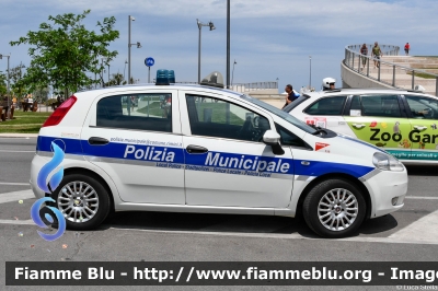 Fiat Grande Punto
Polizia Locale Rimini
POLIZIA LOCALE YA 141 AM
Parole chiave: Fiat Grande_Punto POLIZIALOCALEYA141AM Air_Show_2023