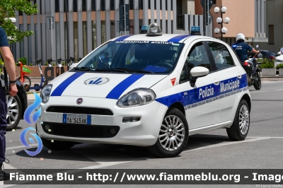 Fiat Punto VI serie
Polizia Locale Rimini
POLIZIA LOCALE YA 434 AK
Parole chiave: Fiat Grande_Punto POLIZIALOCALEYA434AK Air_Show_2023