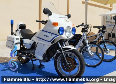 Moto Guzzi V75
Polizia Locale
Comune di Bari
Veicolo Storico
Parole chiave: Moto Guzzi V75