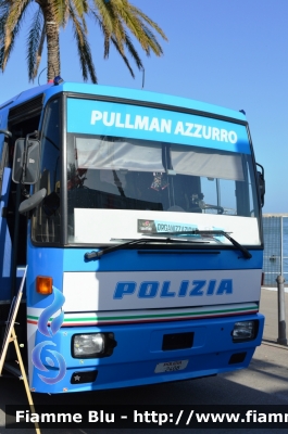Iveco 370S " Pulman Azzurro 3 "
Polizia di Stato 
Polizia Stradale
Pullman Azzurro
in scorta al Giro d'Italia 2017
POLIZIA B2408
Parole chiave: Iveco 370S POLIZIAB2408 Giro_Italia_2017