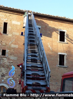 Fiat Iveco 160NC
Vigili del Fuoco
AS distaccamento di Montepulciano (SI)
Particolare estensione scala
Parole chiave: Fiat Iveco 160NC VVF_Montepulciano_SI