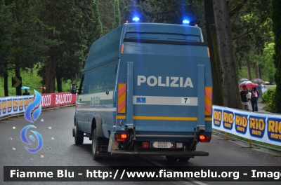 Iveco Daily II serie
Polizia di Stato
Polizia Stradale
POLIZIA B2460
in scorta al Giro d'Italia 2013
Parole chiave: Iveco Daily_IIserie Giro_Italia_2013 POLIZIAB2460
