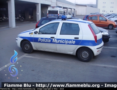 Fiat Punto III Serie
Polizia Municipale Parma
Sigla Veicolo: 22
Allestimento Bertazzoni
Esemplare con stampante/fotocopiatrice posizionata sul pianale posteriore
Parole chiave: Fiat Punto_IIISerie