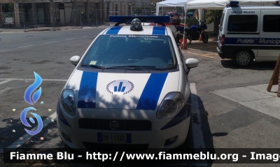 Fiat Grande Punto
Polizia Municipale
Comune di Modena
Automezzo n° 13
Parole chiave: Fiat Grande_Punto