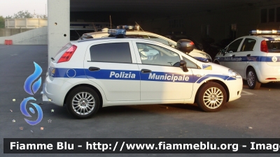 Fiat Grande Punto
Polizia Municipale di Parma
Versione con cellula di sicurezza posteriore e barra led
POLIZIA LOCALE YA 526 AG
Parole chiave: Fiat Grande_Punto PoliziaLocaleYA526AG