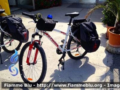 Mountain Bike
Croce Rossa Italiana
Delegazione del Litorale Pisano
"Echo 04"
Equipaggiata con materiale per il primo soccorso e medicazione
Parole chiave: Mountain-Bike CRI