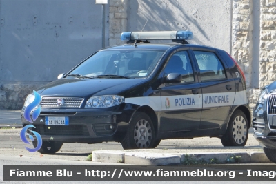 Fiat Punto III serie
Polizia Municipale
Comune di Bari
POLIZIA LOCALE YA 094 AA
Parole chiave: Fiat Punto III serie Polizia Municipale Bari YA 094 AA