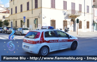 Fiat Grande Punto
11 - Polizia Municipale Viareggio
Allestita Ciabilli
POLIZIA LOCALE YA 906 AA
Parole chiave: Fiat Grande_Punto PoliziaLocaleYA906AA Carnevale_Viareggio_2013