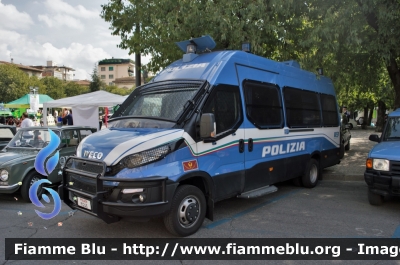 Iveco Daily VI serie
Polizia di Stato
Reparto Mobile
POLIZIA M1246
Parole chiave: Iveco Daily_VIserie POLIZIAM1246