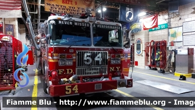 Seagrave ?
United States of America - Stati Uniti d'America
New York Fire Department
Ladder Company 54
Parole chiave: Seagrave