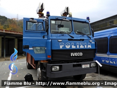 Iveco 190-30 4x4 
Polizia di Stato
 VI Reparto Mobile Genova
 Allestimento Nuova Ma.Na.Ro.
 POLIZIA A7042
Parole chiave: Iveco / 190-30_4x4 / POLIZIAA7042