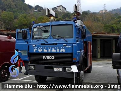 Iveco 190-30 4x4 
Polizia di Stato
 VI Reparto Mobile Genova
 Allestimento Nuova Ma.Na.Ro.
 POLIZIA A7042
Parole chiave: Iveco / 190-30_4x4 / POLIZIAA7042