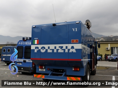 Iveco 190-30 4x4
Polizia di Stato
 VI Reparto Mobile Genova
 Allestimento Nuova Ma.Na.Ro.
 POLIZIA A7042
Parole chiave: Iveco / 190-30_4x4 / POLIZIAA7042