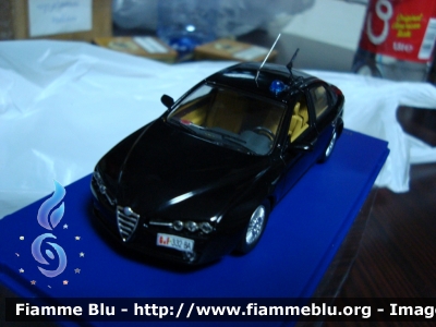 Alfa Romeo 159 Q4
Guardia di Finanza
Autovettura di servizio e rappresentanza
trasporto Ufficiali
Modello in scala 1/43
Parole chiave: Alfa-Romeo 159_Q4