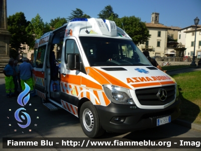 Mercedes Benz Sprinter IV serie
Misericordia Castel del Piano (GR)
Ambulanza BLSD allestimento Alessi & Becagli
Codice mezzo: 03

*fotografata all' inaugurazione*

