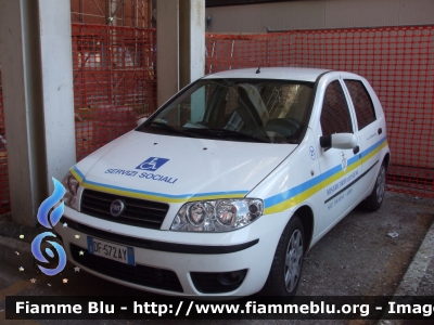 Fiat Punto III serie
Misericordia di Siena sezione Taverne d'Arbia
Codice automezzo: 21
Parole chiave: Fiat Punto_IIIserie