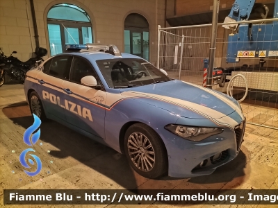 Alfa Romeo Nuova Giulia
Polizia di Stato
Squadra Volante
POLIZIA M7670
Parole chiave: Alfa-Romeo Nuova_Giulia
