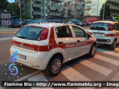 Fiat Punto VI serie
Polizia Municipale
Comune di Follonica (GR)
Codice automezzo: 2
Automezzo con targa civile
FK 752 DS
Parole chiave: Fiat Punto_VIserie