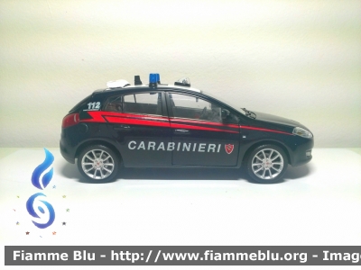 Fiat Nuova Bravo
Carabinieri
Modello in scala 1/24
