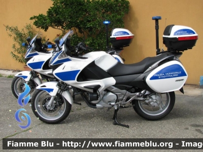 Honda Deauville 700
Polizia Municipale - StadtPolizei
Merano - Meran (BZ)
Allestimento Bertazzoni
Parole chiave: Honda Deauville_700