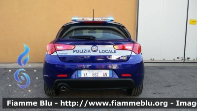 Alfa Romeo Nuova Giulietta
Polizia Locale
Mirano (VE)
Allestimento Bertazzoni
POLIZIA LOCALE YA 682 AN
POLIZIA LOCALE YA 683 AN
POLIZIA LOCALE YA 684 AN

Parole chiave: Alfa-Romeo Nuova_Giulietta POLIZIALOCALEYA682AN POLIZIALOCALEYA683AN POLIZIALOCALEYA684
