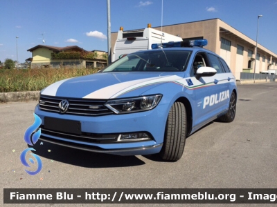 Volkswagen Passat Variant VII serie
Polizia di Stato
Polizia Stradale
Tangenziale Esterna Est di Milano
A58 Agrate Brianza - Melegnano
Decorazione Grafica Artlantis
Parole chiave: Volkswagen Passat_Variant_VIIserie