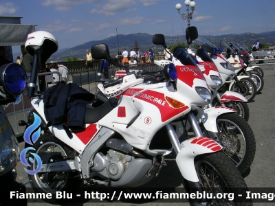 ?
Polizia Municipale Prato - Reparto motociclisti 
Numero mezzo: 9
