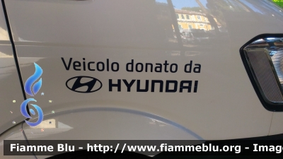 Hyundai H350
Croce Rossa Italiana
Comitato Area Metropolitana di Roma Capitale
CRI 605 AE
Veicolo donato da Hyundai per il Sisma del Centro Italia
- particolare della dicitura -
Parole chiave: Hyndai H350 CRI605AE
